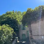 Maison Au Pied Du Château + Parking Privé Champeix