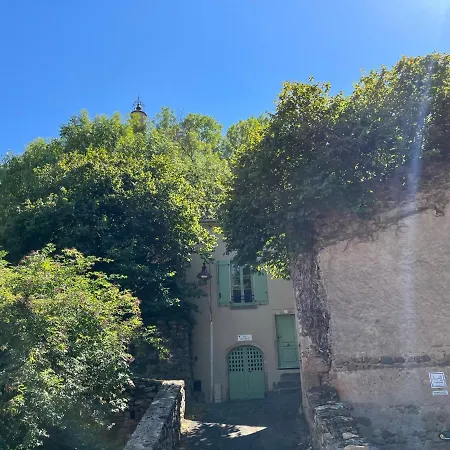 Maison Au Pied Du Château + Parking Privé Champeix