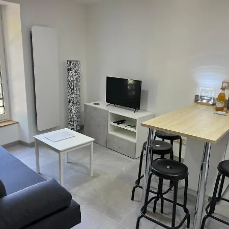 Maison Au Pied Du Chateau + Parking Prive Tatil Evi Champeix
