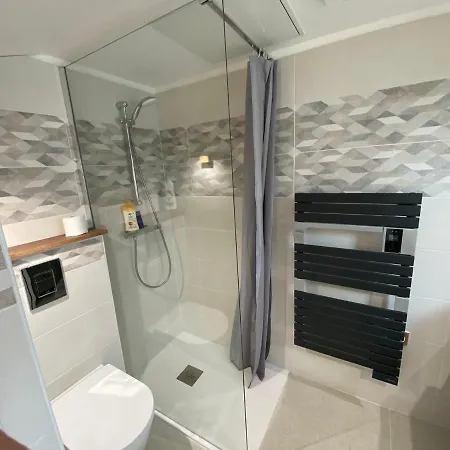 Maison Au Pied Du Château + Parking Privé * Champeix